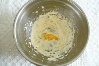 电动打蛋器，中速打发至黄油颜色变浅发白，体积明显蓬松。分3次加入常温全蛋液，每次搅打完全混合再加，直到蛋液全部加完！注意：蛋液必须常温，温差过大黄油糊会油水分离。