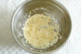 搅打好的顺滑蓬松黄油糊。