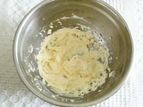 搅打好的顺滑蓬松黄油糊。