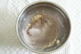 低粉与可可粉搅匀后筛入黄油糊中。