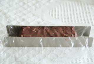 U型饼干模具垫保鲜膜，把拌好的饼干糊放入，整形成长方形！裹好冷藏一小时以上。若没有模具，可借助烤盘直角边整形。