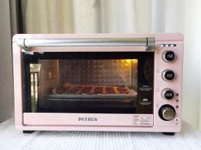 放入预热好的烤箱中层偏下，转上下150度烤30分钟。