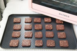 烤完取出冷凉后就会变酥脆了！冷凉后密封打包，常温保存！