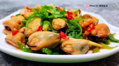 拌好的香葱海虹装入盘中最后撒上红辣椒粒就大功告成了