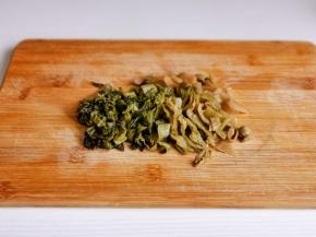 酸菜洗净切小块。