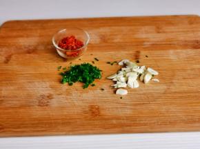 葱蒜去皮切好。