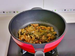 加入酸菜翻炒。