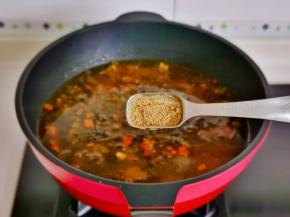 再加入十三香煮10分钟，不喜欢也可以不加。