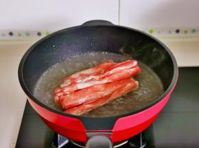 肥牛焯水：水开下肥牛煮变色立即捞出。