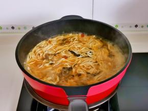 按个人口味加入盐，将面煮熟。