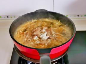 最后加入焯水的肥牛煮1分钟关火。