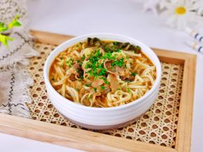 盛出撒上葱花即可食用。