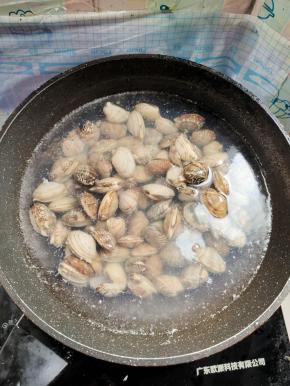 水开放入花甲焯水！