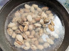 水开放入花甲焯水！