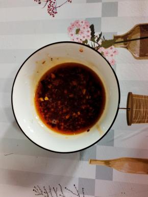 来调一个灵魂料汁儿：

碗中放入蒜末，一勺生抽，一勺香醋，少许盐，一勺辣椒油，一勺香油，一勺鸡精，少许糖搅拌均匀调成料汁儿！