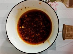 来调一个灵魂料汁儿：

碗中放入蒜末，一勺生抽，一勺香醋，少许盐，一勺辣椒油，一勺香油，一勺鸡精，少许糖搅拌均匀调成料汁儿！