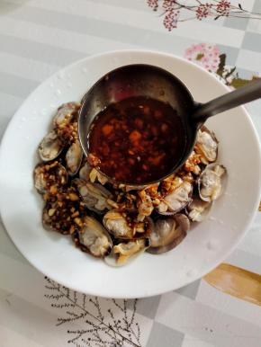 把调好的料汁儿均匀的淋在花甲上！