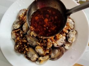 把调好的料汁儿均匀的淋在花甲上！