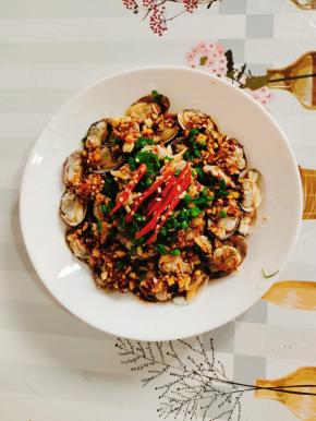 放适量的葱花和小米辣！