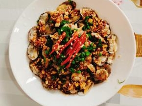 放适量的葱花和小米辣！