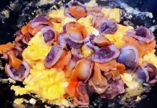 放入毛蚶肉肉炒至均匀