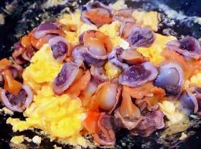 放入毛蚶肉肉炒至均匀