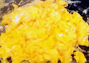 鸡蛋中火炒至七成熟