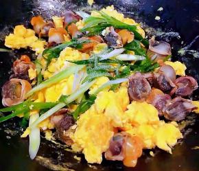 放入香葱段同时放入盐和味精