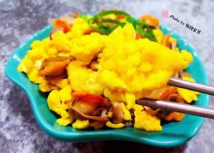 鸡蛋入口香浓混搭毛蚶的鲜美让人回味无穷