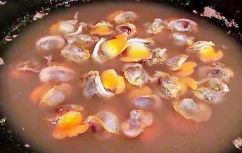 取出毛蚶肉肉放入原汁原味的汤汁中清洗干净