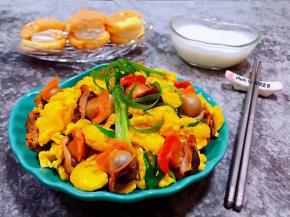 搭配小甜品和牛奶一起吃营养丰富