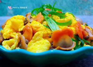 鲜美可口的香葱毛蚶炒蛋装入盘中就大功告成了