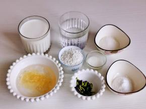 准备食材，吉利丁片提前冷水泡软。