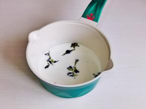 奶冻：牛奶+糖＋蝶豆花。