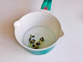 果冻：水+蝶豆花+糖煮至蓝色。