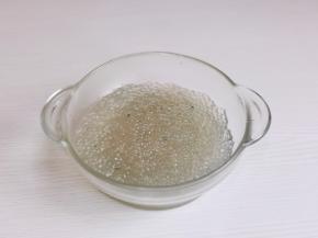 锅中水烧开倒入西米，煮至中间一点白芯关火焖至透明，凉开水冲洗。