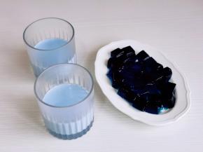 取出奶冻，果冻切小块。