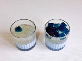 凝固好的奶冻中+西米+果冻，倒入椰汁。