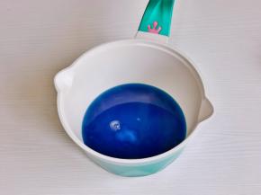 捞出蝶豆花＋白凉粉煮开。