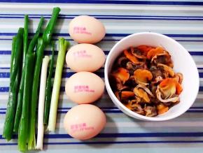准备原材料香葱、鸡蛋、毛蚶肉肉