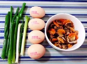 准备原材料香葱、鸡蛋、毛蚶肉肉