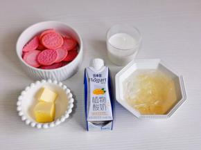 准备食材，吉利丁片提前冷水泡软。