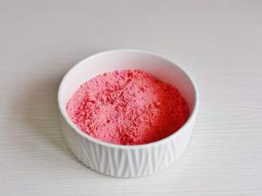 饼干用擀面杖压碎。