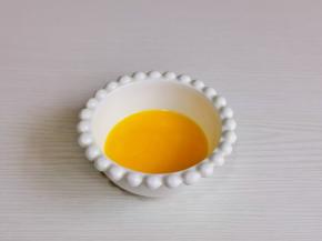 黄油隔水融化。