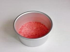 倒入6寸活底模具中压实，冷藏半小时。