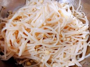 金针菇处理好放入笊篱中沥干水份