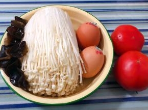 准备原材料金针菇、鸡蛋、西红柿、泡发好的木耳