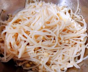 金针菇处理好放入笊篱中沥干水份