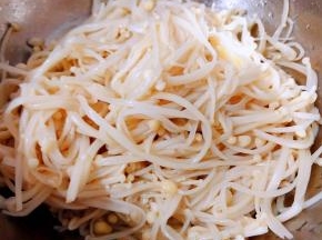 金针菇处理好放入笊篱中沥干水份