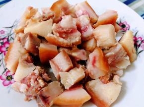 猪头肉切成大小均匀小块状